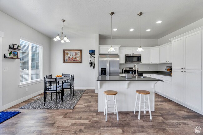 Foto del edificio - 219 W Silver Springs Dr