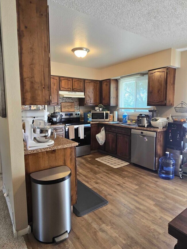 Foto del edificio - Spacious 5-Bedroom Bi-Level Home Near F.E. Warren AFB!