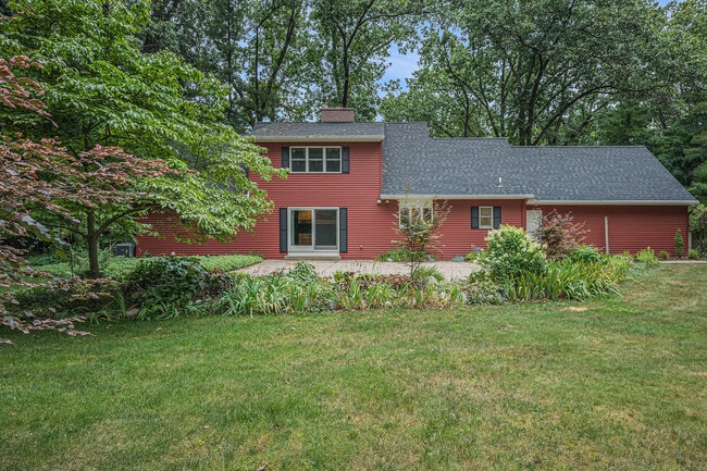 Building Photo - 3310 Lake Dr