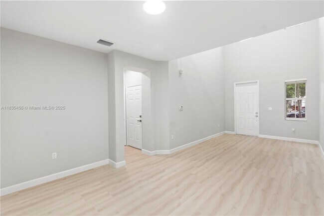 Foto del edificio - 10761 SW 7th St