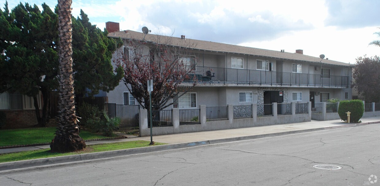 Building Photo - 338 N Vecino Dr
