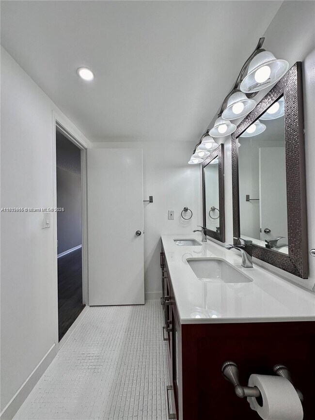 Building Photo - 2500 Parkview Dr