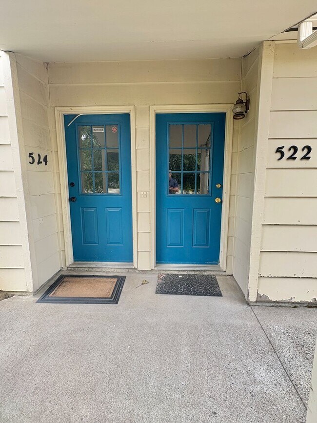 Foto del edificio - 2 Bed 2 bath off Durston Rd