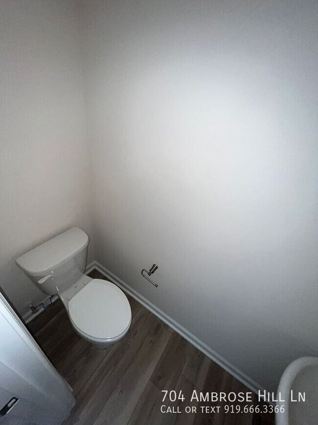 Foto del edificio - 704 Ambrose Hl Ln