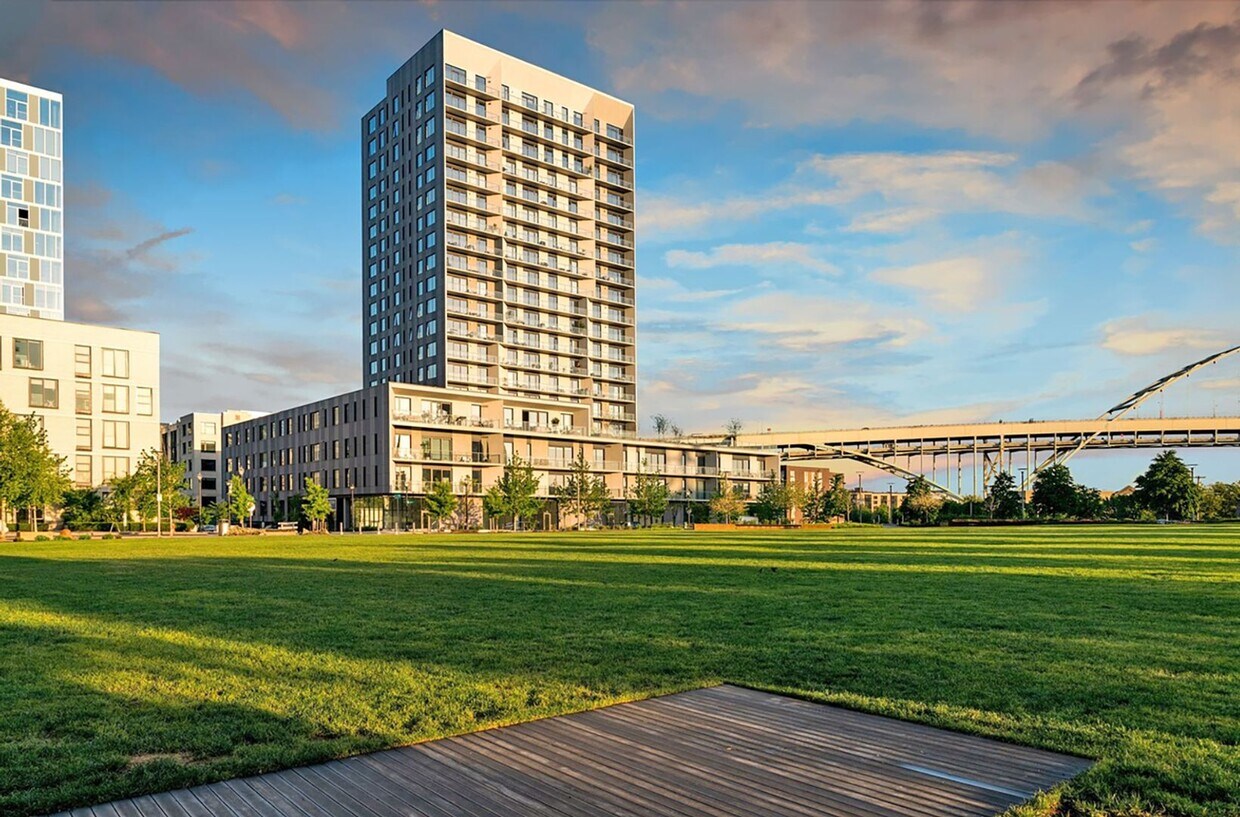 Primary Photo - Urban-Chic 2 Bed+BONUS 2.5 Bath Pearl Dist...