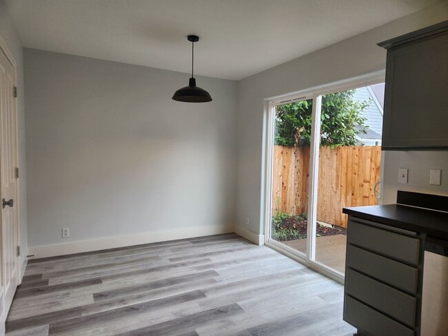 Building Photo - Recently Renovated 3 Bedroom Campus Duplex!