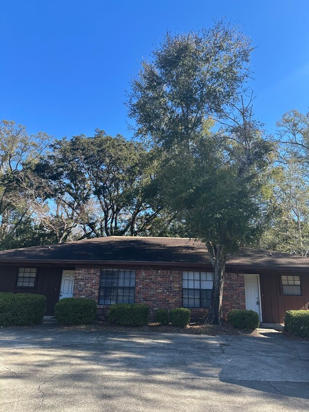 Foto principal - 2 Bedroom 1 Bath Duplex Just off Mission Rd.