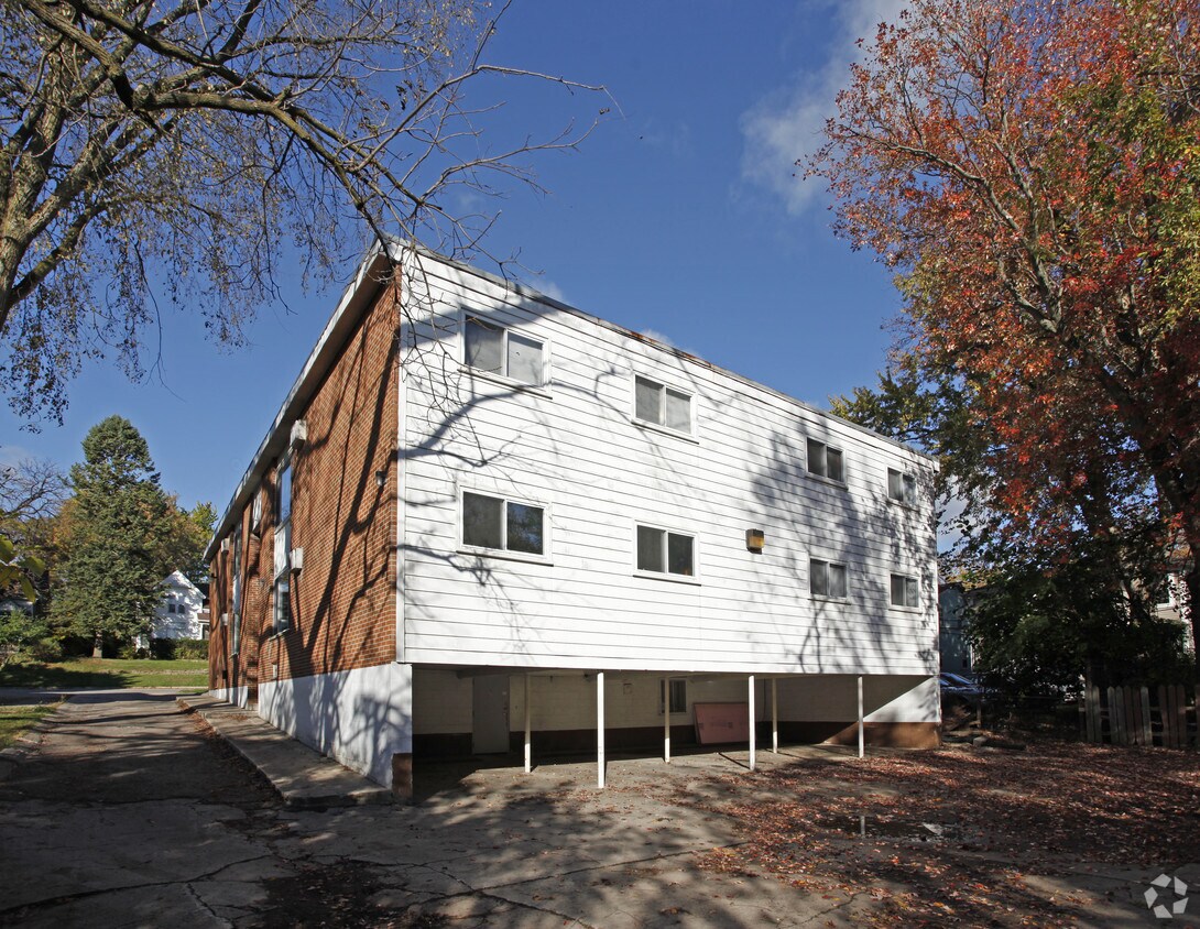 Building Photo - Normal Manor Apartments