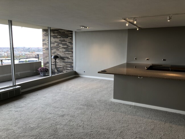 Dining area - 1000 Urlin Ave