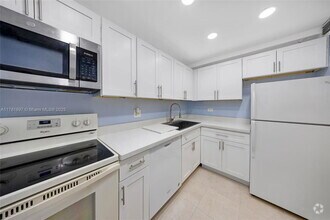Building Photo - 3750 Inverrary Dr