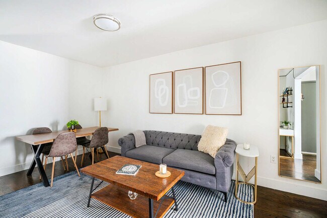 Building Photo - 359 W 39th St