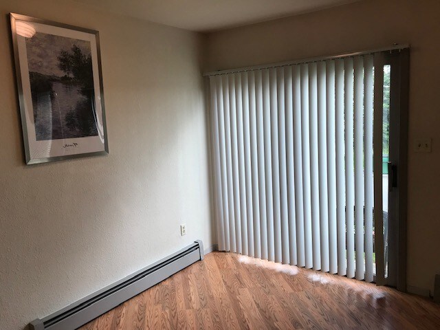 Livingroom - 302 Lionheart Ct