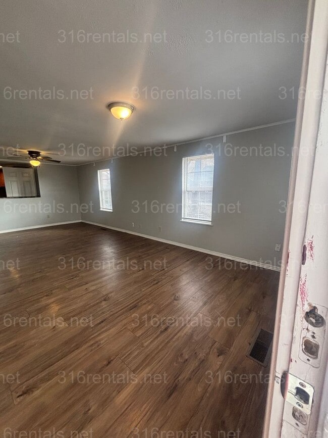 Building Photo - Two bed One bath house for rent! Available NOW!