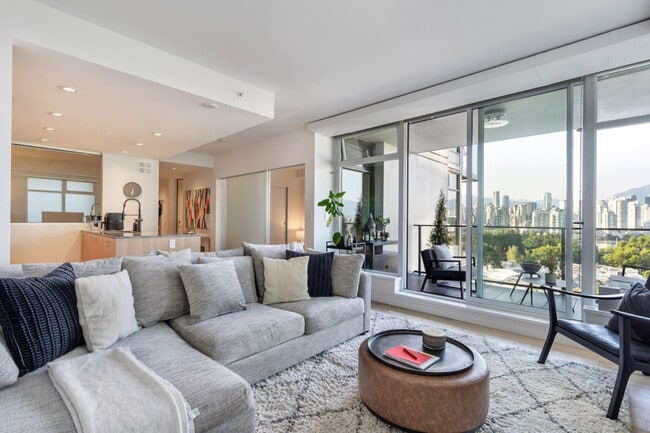 Building Photo - 728 W 8th Ave