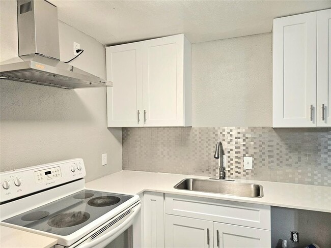 Building Photo - 4419 W Bayshore Dr