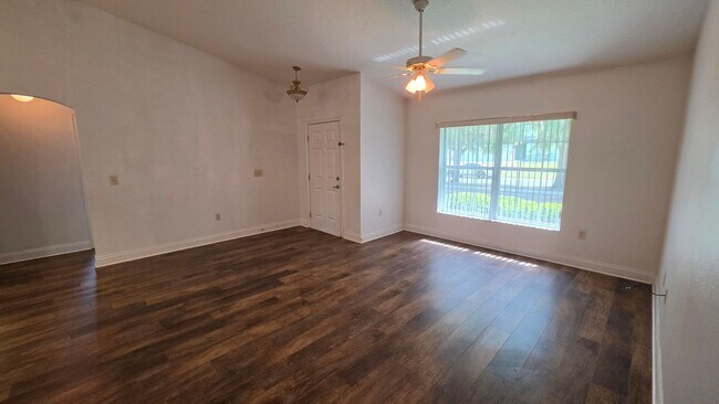 Foto del edificio - 3 Bed, 2 Bath, 2 Car garage in The Groves at Baytree Community