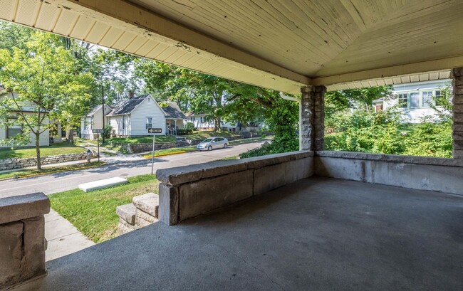 Photo - 311 E 11th - 5Bed/2Bath - Onsite Parking Available! House