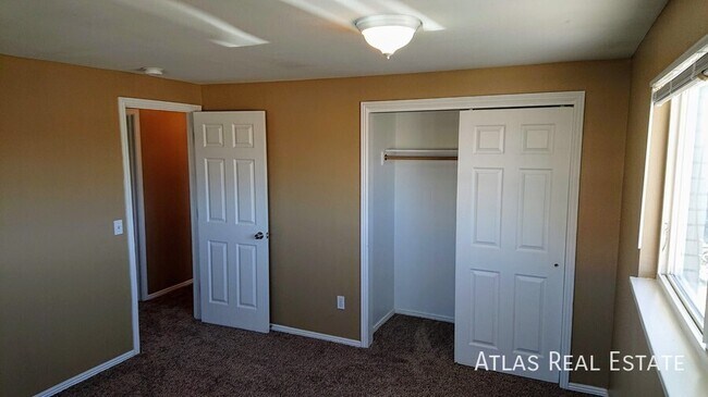 Foto del edificio - 910 Bishop Ct