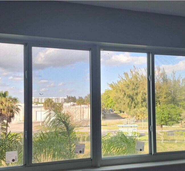 Foto del edificio - 14840 Naranja Lakes Blvd
