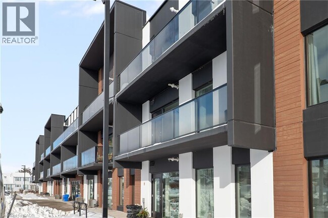 Building Photo - 5 Wake Robin Dr