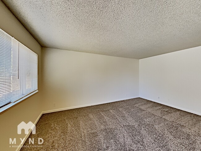 Building Photo - 870 Burbank Dr