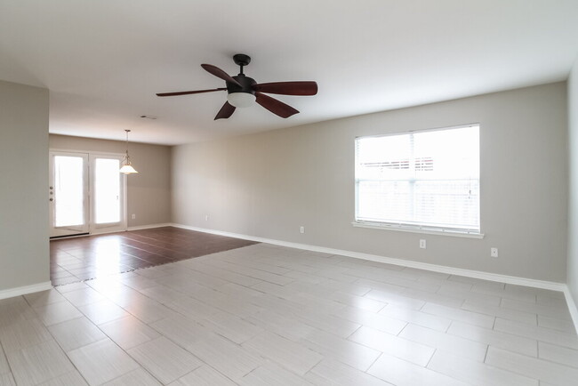 Building Photo - 2033 Pine Knot Dr