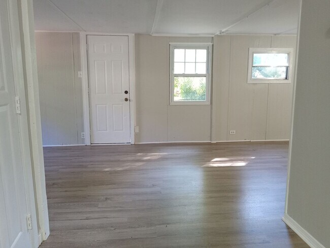 Building Photo - Updated 3 Bedroom House FOR RENT in Laurel...