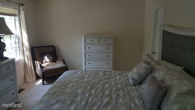 Building Photo - 4 br, 3.5 bath Townhome - 2155 Pond View Ct