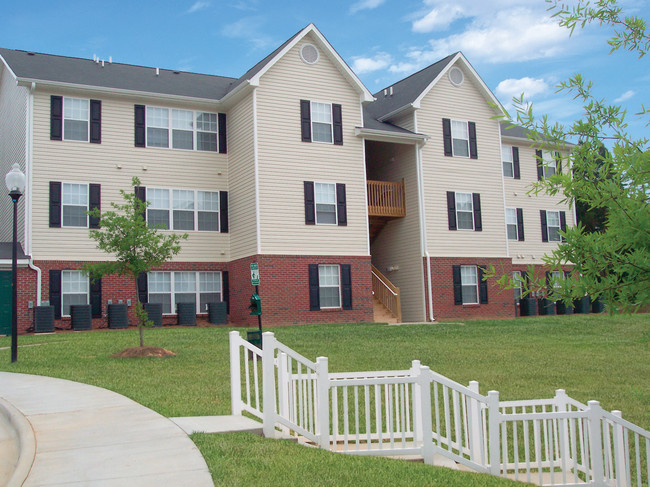 Well Manicured Lawns - Carlyle Place Apartments