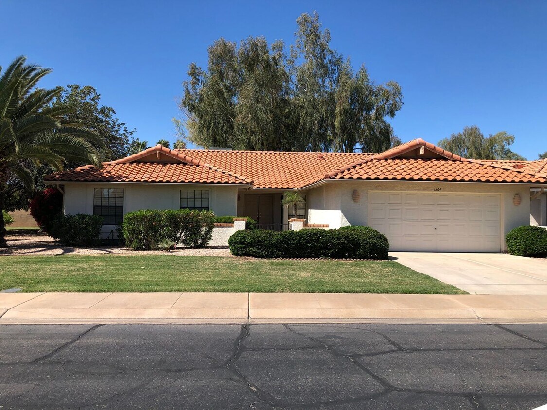 Primary Photo - Amazing Golf Course Home in 45+ Active Adu...