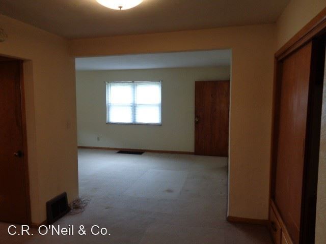 Building Photo - 105 Village Dr