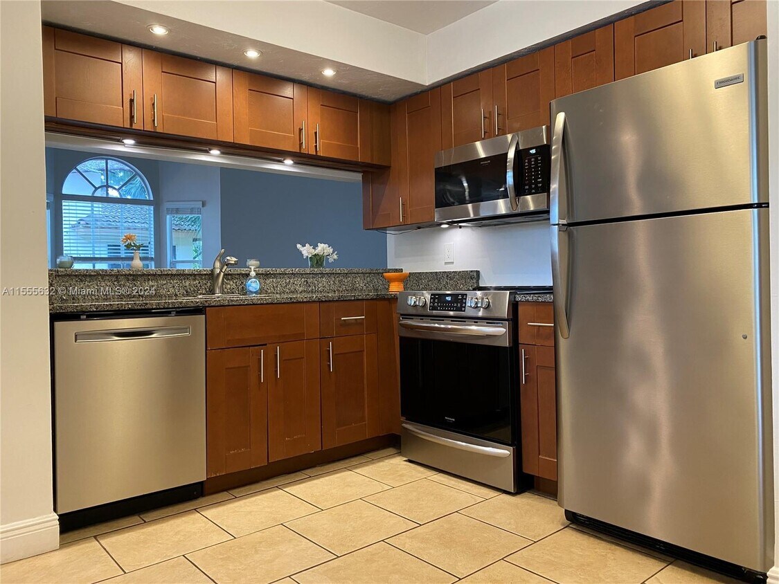 Foto principal - 2201 Glenmoor Dr