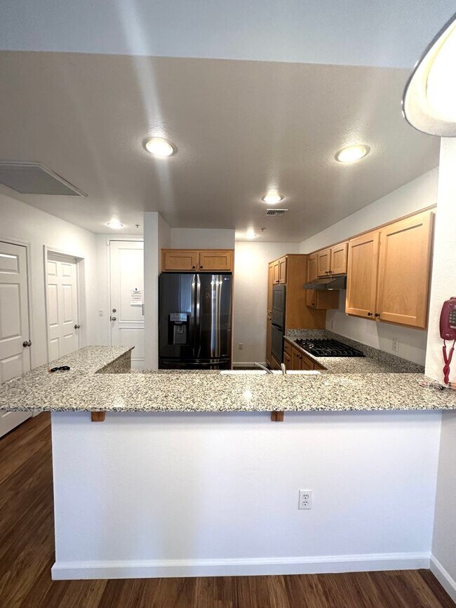Building Photo - Luxury living Mid-High Rise Condo in Silve...