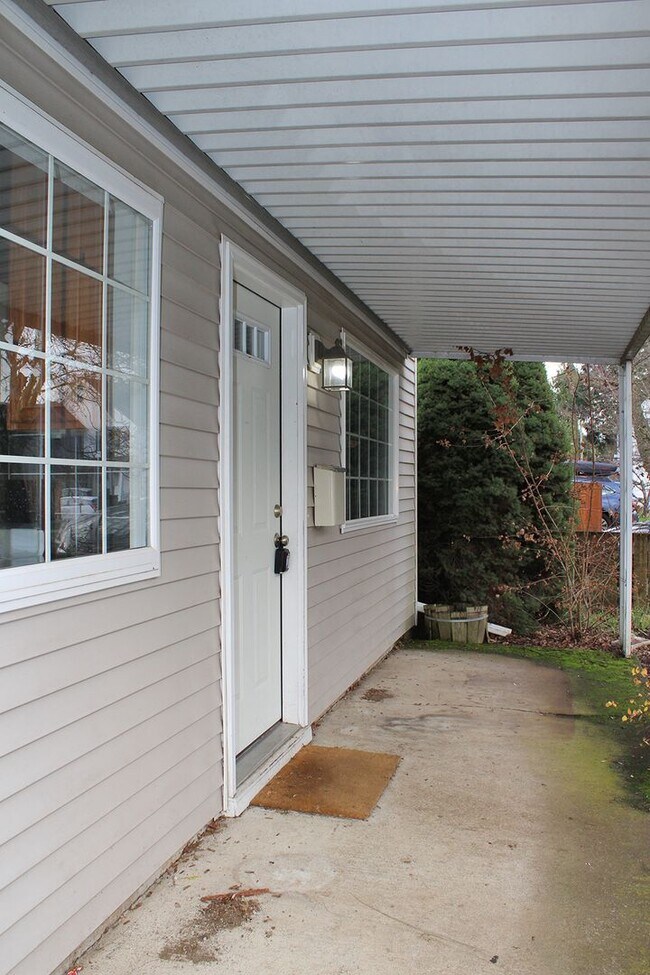 Building Photo - Sensational South Tabor 3 Bedroom Home w/L...