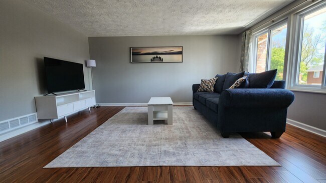Foto del edificio - 4313 Hemlock Cir