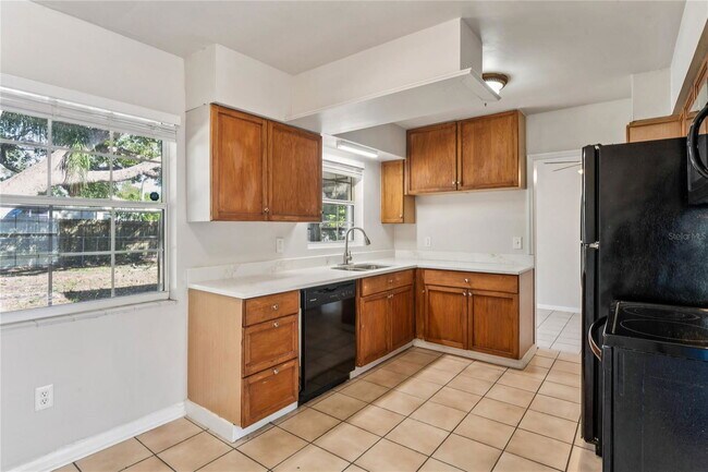 Building Photo - 1470 Overlea St