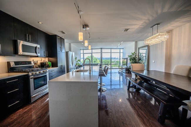 Foto del edificio - 100 Thompson Ln