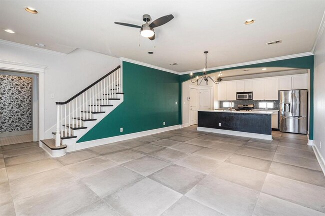 Building Photo - Stunning Victorian Townhouse!