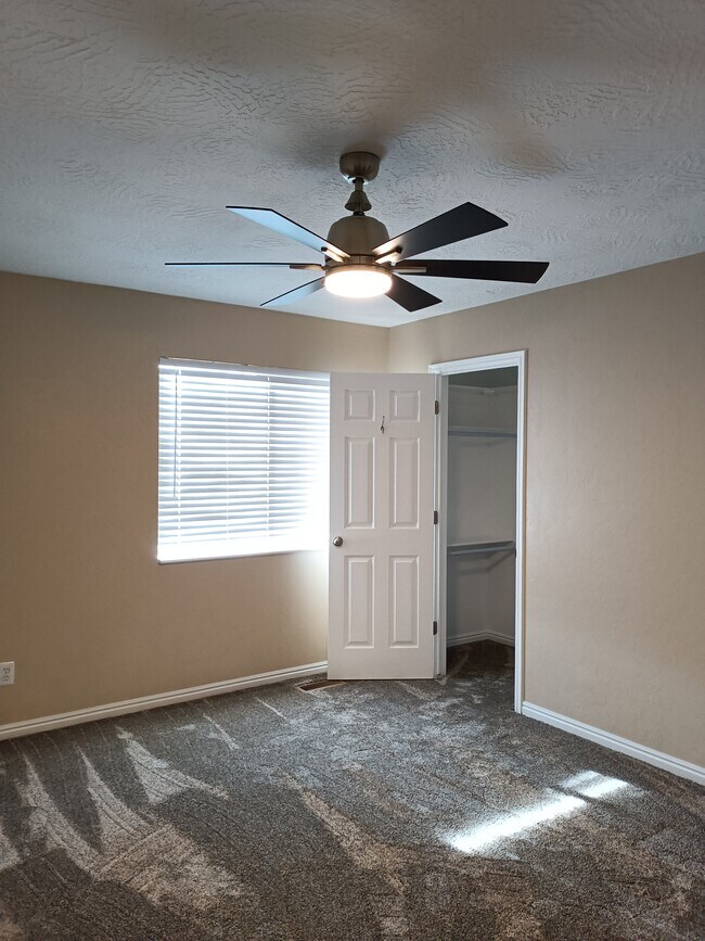 Foto del edificio - 1305 Monroe Blvd