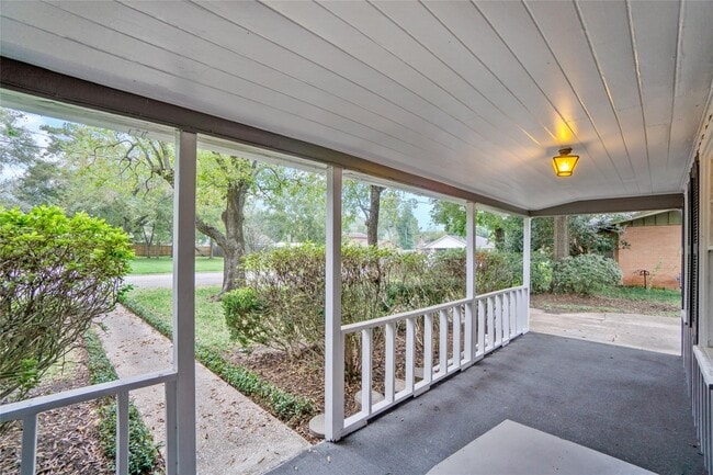 Building Photo - 1110 Woods Dr