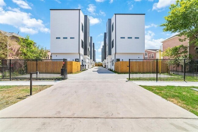 Foto del edificio - 5905 Fairdale Ln