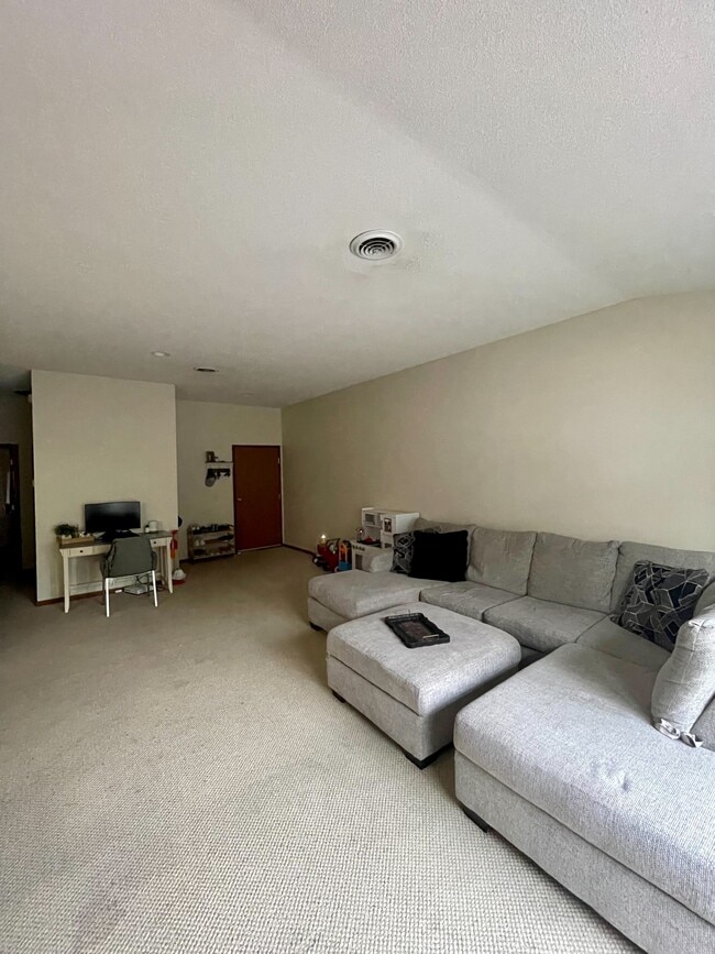 Building Photo - 2401 Oxford Dr SE