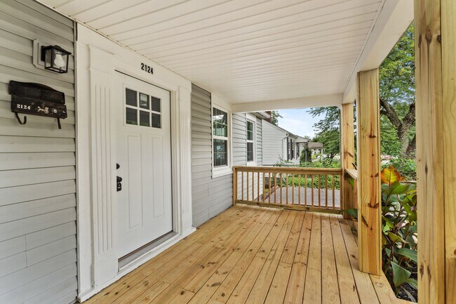 Building Photo - Freshly Renovated 2 Bed, 1 Bath – Prime Location Near Downtown Knoxville!