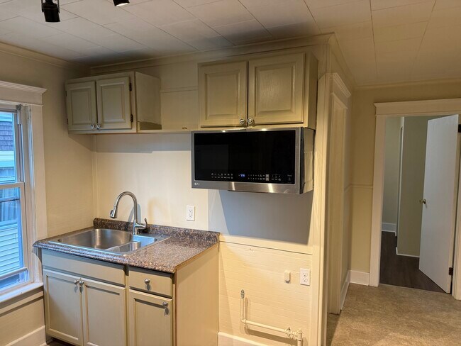 Building Photo - 308 Robinson St