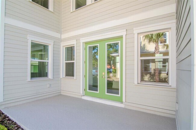 Building Photo - 402 E Oak Ave