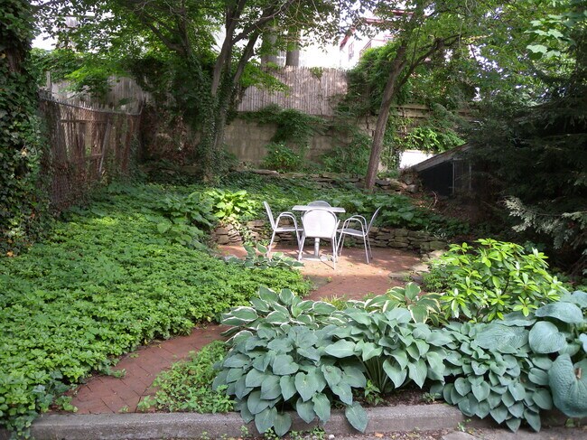 Acceso a jardín sombreado - 20 N Astor St