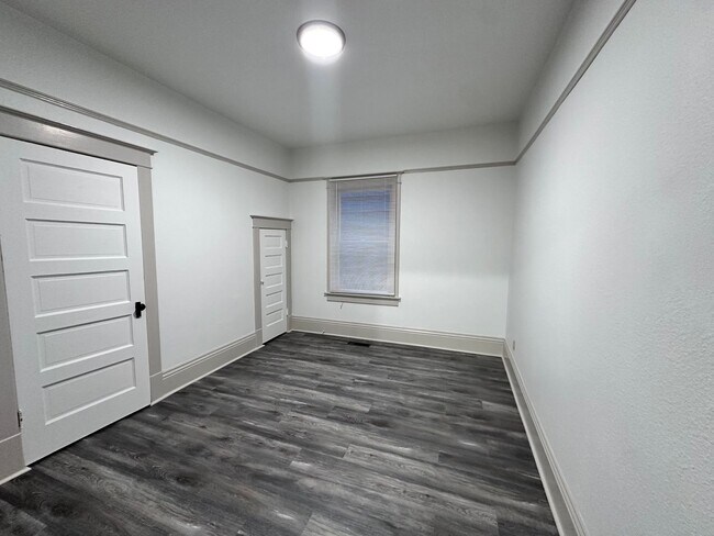 Building Photo - Spacious 2 PLUS Bedroom 1 Bath Duplex in T...