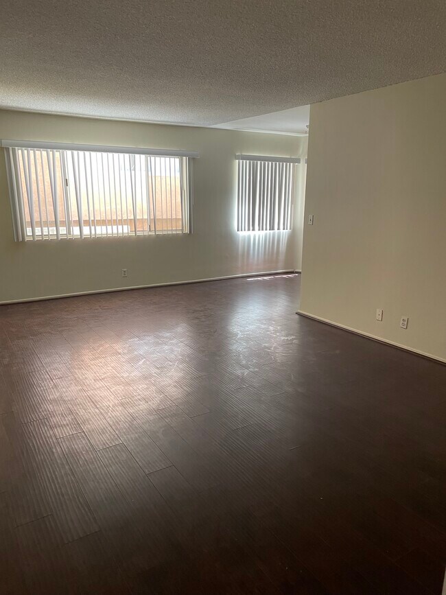 Building Photo - 1440 Centinela Ave