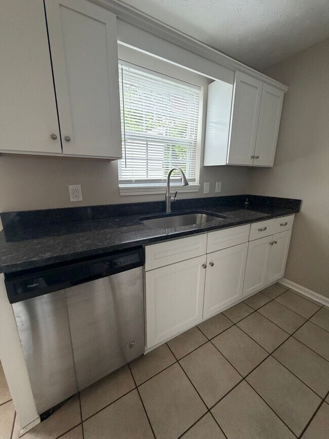 Building Photo - Spacious 2-Bedroom Townhouse with Garage