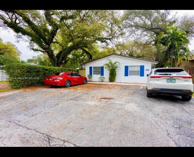 Building Photo - 2346 SW 17th Ave